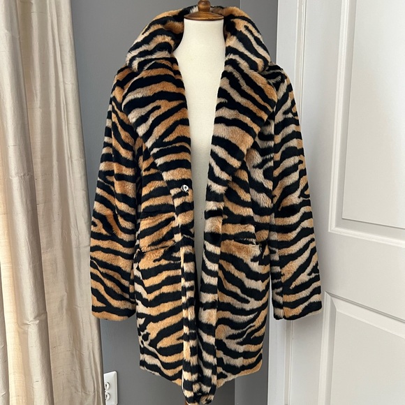 Nasty Gal Black and Tan Tiger Print faux fur coat - Picture 2 of 10